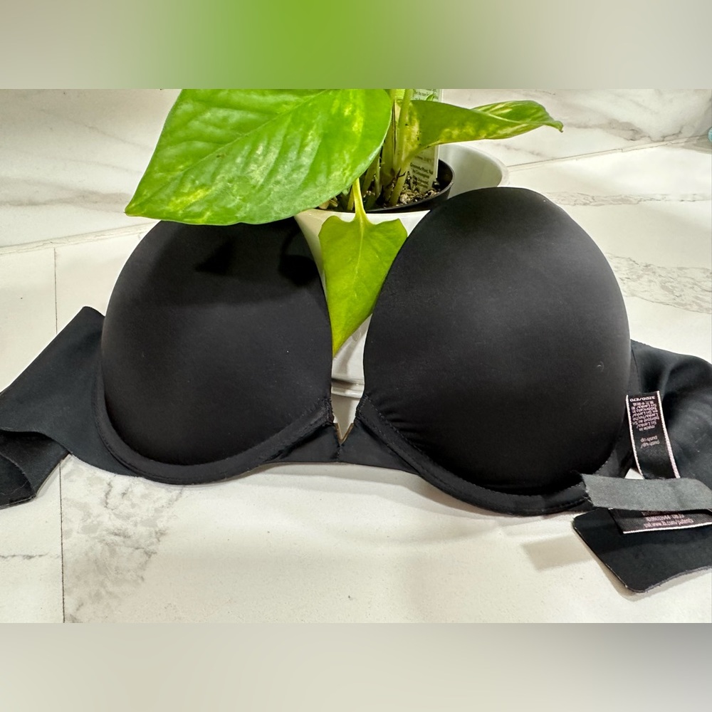 VS Black bra 32 DD, worn once. Too small. My loss, your gain